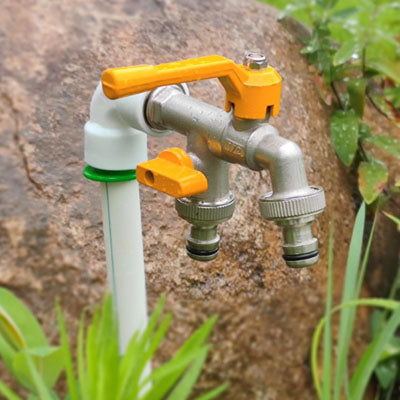 robinet double sortie devant une pierre