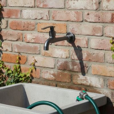 robinet extérieur sur bac granit